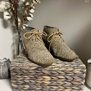 TOMS Leopard Print Suede Lace Up Desert Wedges 8.5